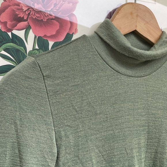 Aritzia Turtleneck - Picture 2 of 4